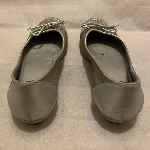 Stuart Weitzman Ideal Silver Nappa Rhinestone and Bow Flats. - Picture 6 of 16